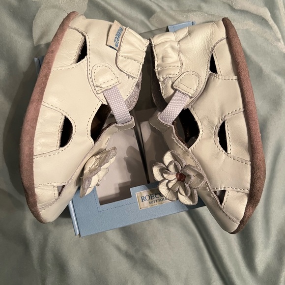 Robeez Claire Mary Jane 12-18mo white with flower accent leather shoe - Picture 10 of 13